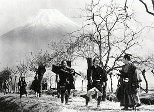 Hovedpersonerne til fods med Mt. Fuji i baggrunden.