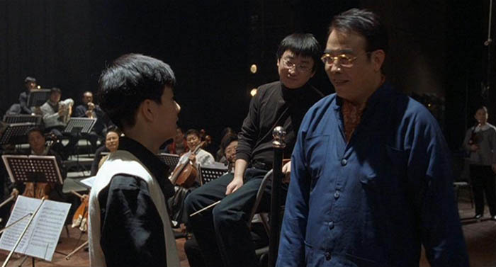 Ud over at instruere spiller Chen Kaige (t.h.) ogs rollen som professor Yu.