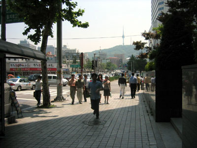 Her ses Seouls vartegn, Namsan med Seoul Tower verst.