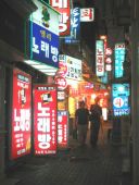 I Seoul hnger skiltene tit i flere lag og etager.